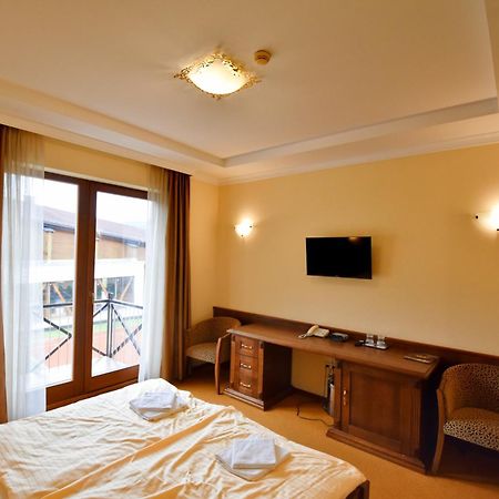 Country Saloon Bela Hotel Buitenkant foto