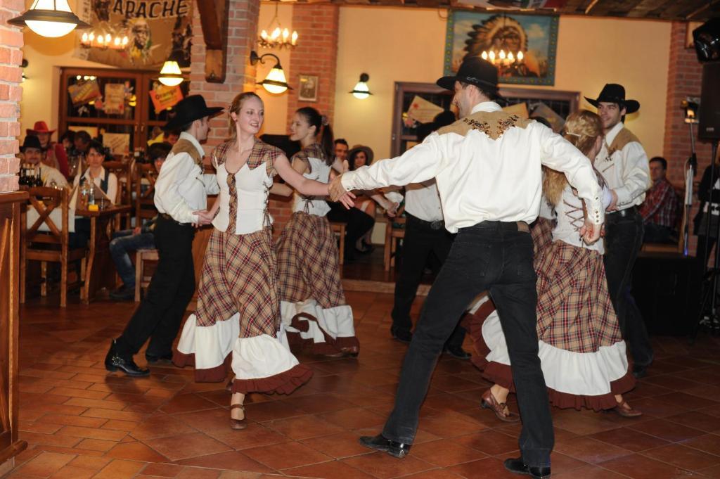 Country Saloon Bela Hotel Buitenkant foto
